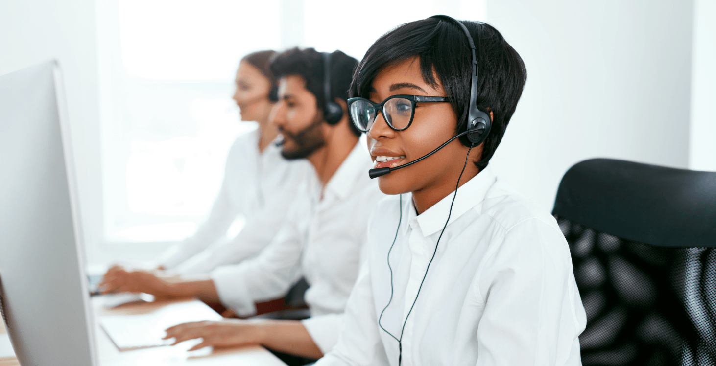 Un interlocuteur avec un casque