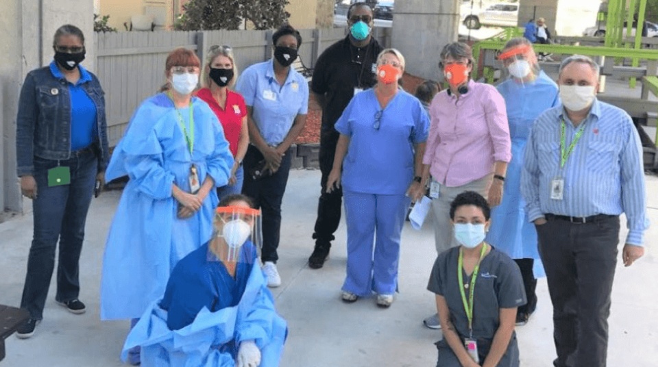 Groupe de professionnels de la santé portant des masques. Les données ont joué un rôle important pendant la pandémie de COVID-19.