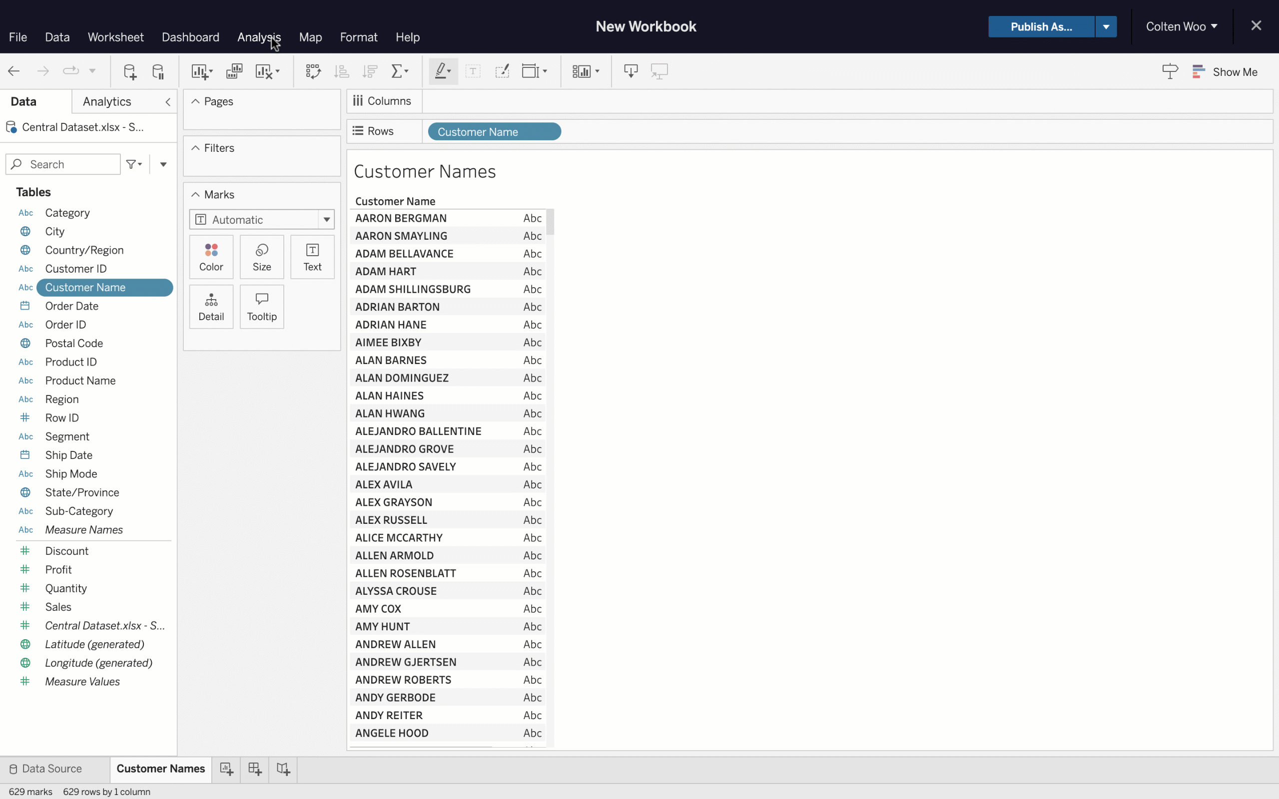 Benutzer aktiviert „Analyse“ und dann „Berechnetes Feld erstellen“. Im daraufhin geöffneten Fenster wendet der Benutzer die Zeichenfolgenfunktion PROPER() auf die Eingabe „Kundenname“ an. Damit wird „Kundenname“ von kompletter Großschreibung in die richtige Schreibweise umgewandelt.