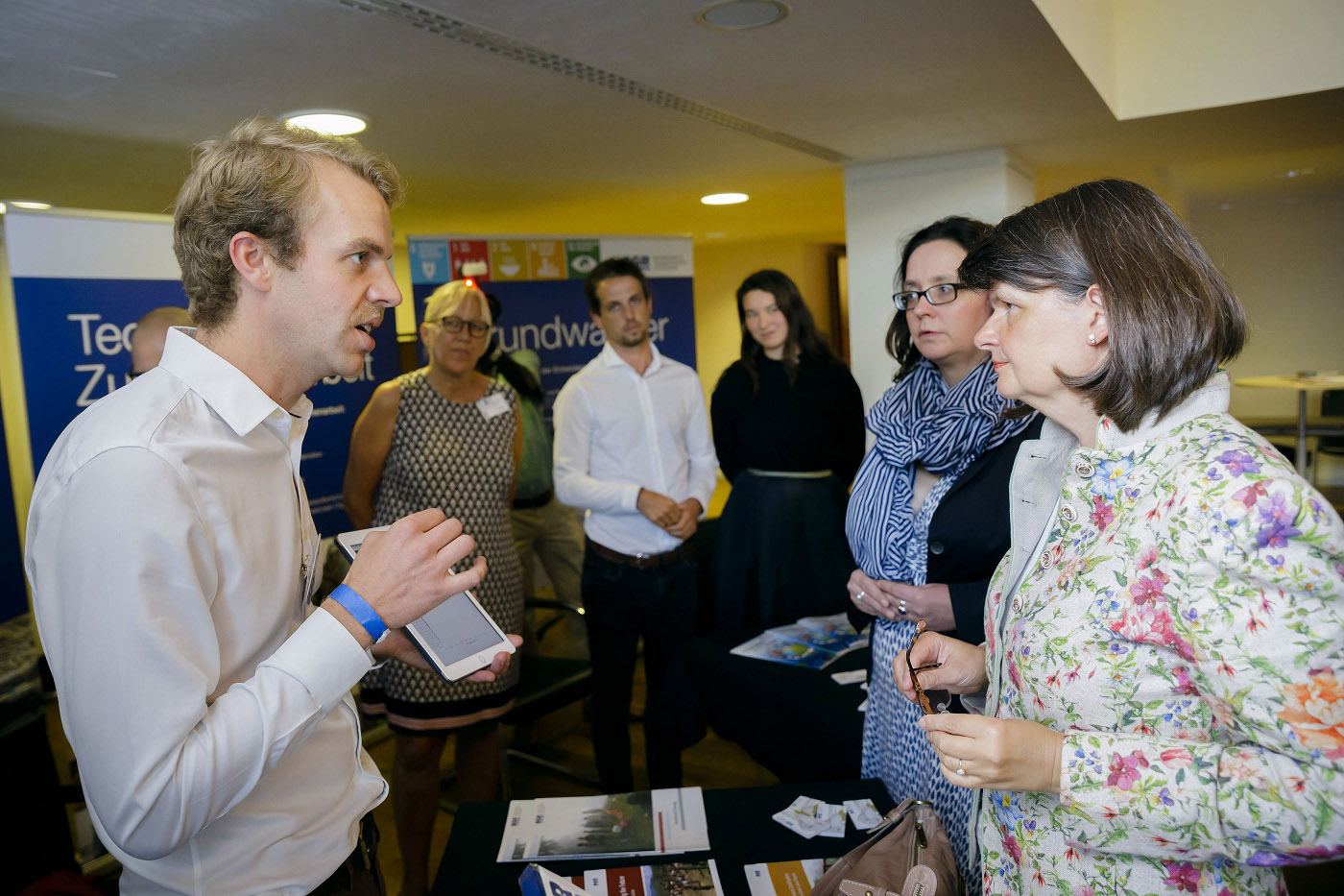 Nils Handler (left) from the BGR explaining LION